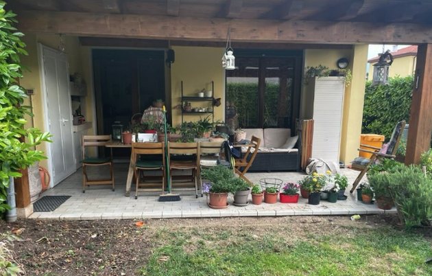 Il bordo prima: una fascia di terra nuda fra il pavimento e il prato.